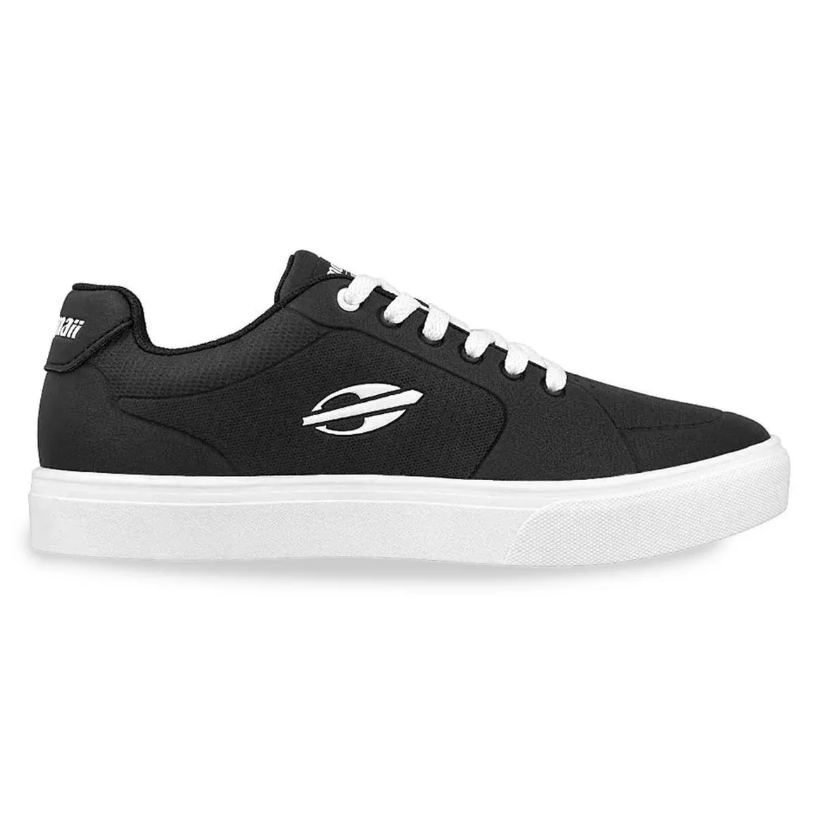 Tênis casual masculino Mormaii Urban Cyclone preto com detalhes em branco e cinza, solado branco e cadarço branco